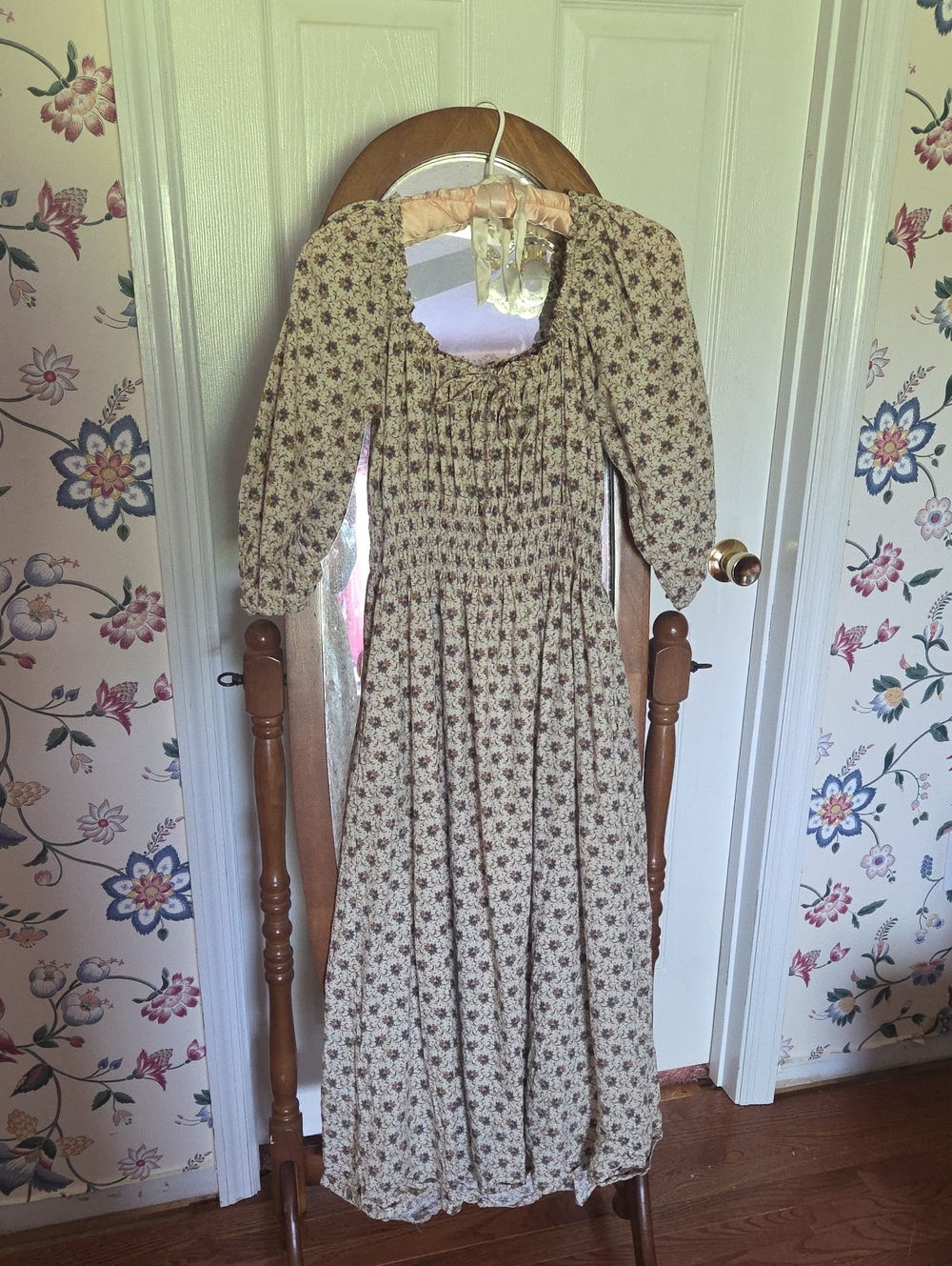Neuflora Dresa Cream and Brown